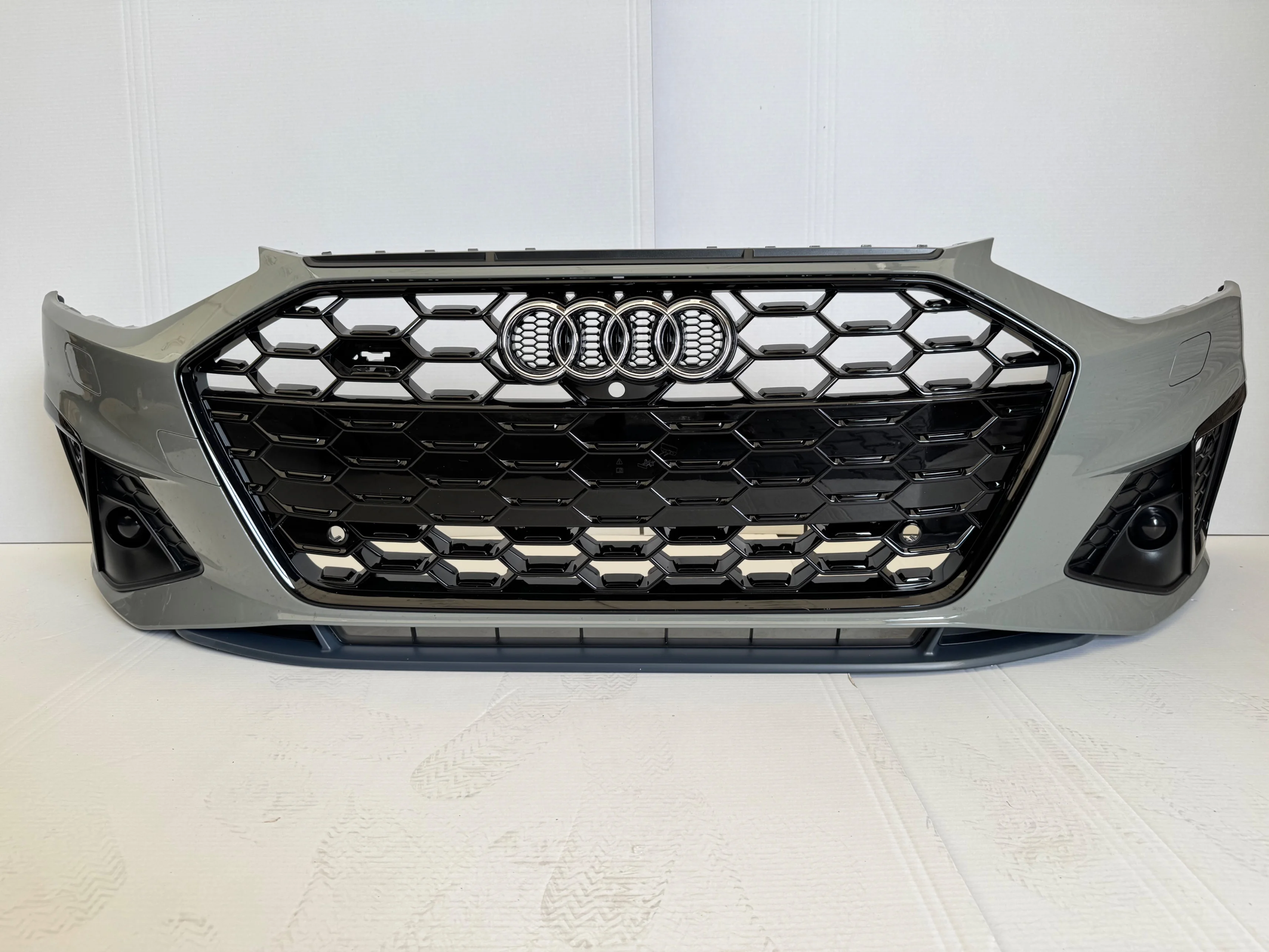 Zderzak przedni AUDI A4 B9 FL S4 20-25r czujniki spryski (8W0807437)