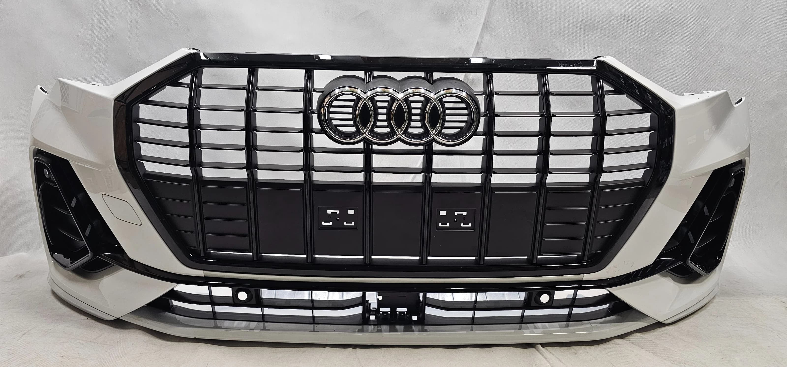 Zderzak przedni AUDI Q3 83A S-LINE 18-25 LY9L 7S