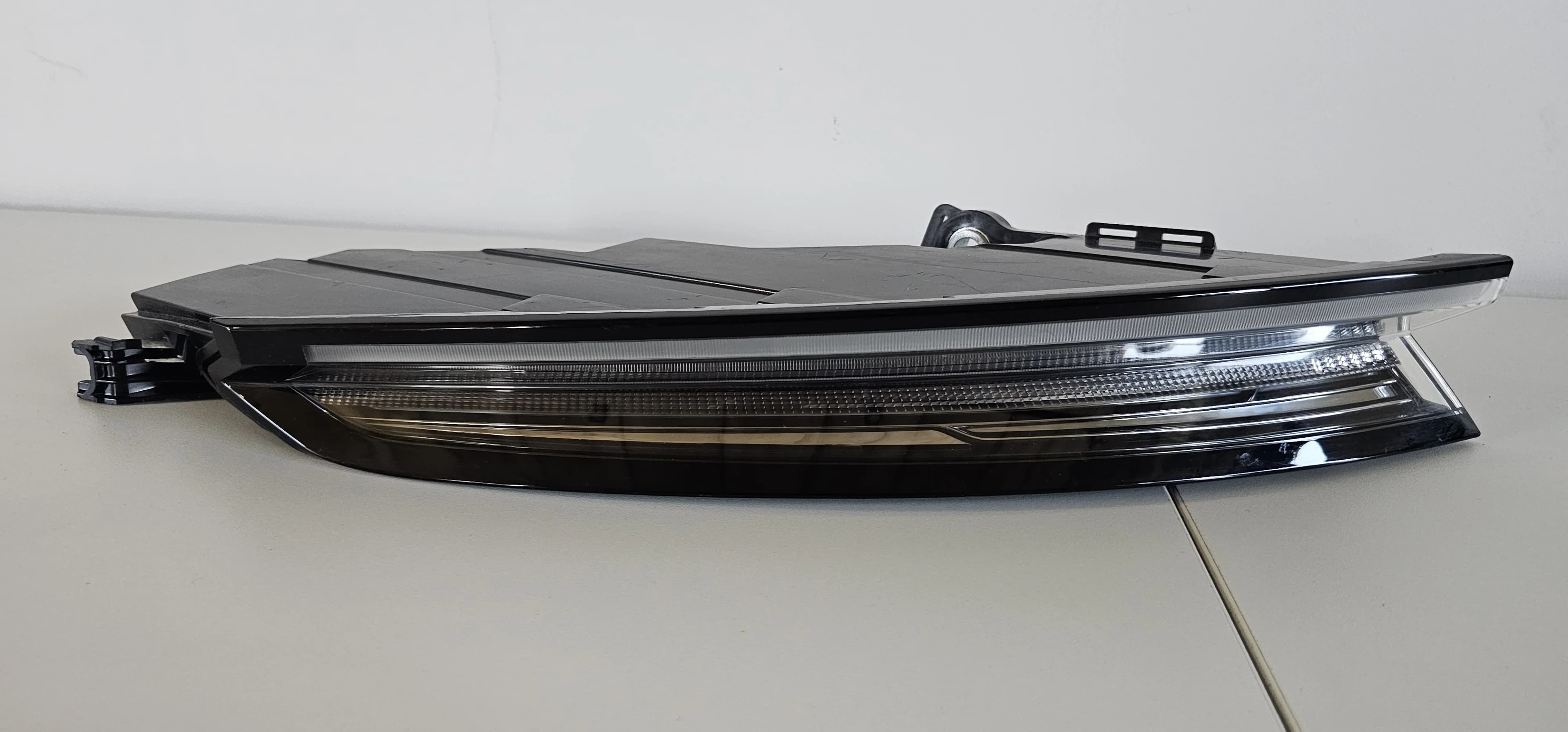 Lampa lewa tylna PORSCHE TAYCAN *2* (9JA945095A)