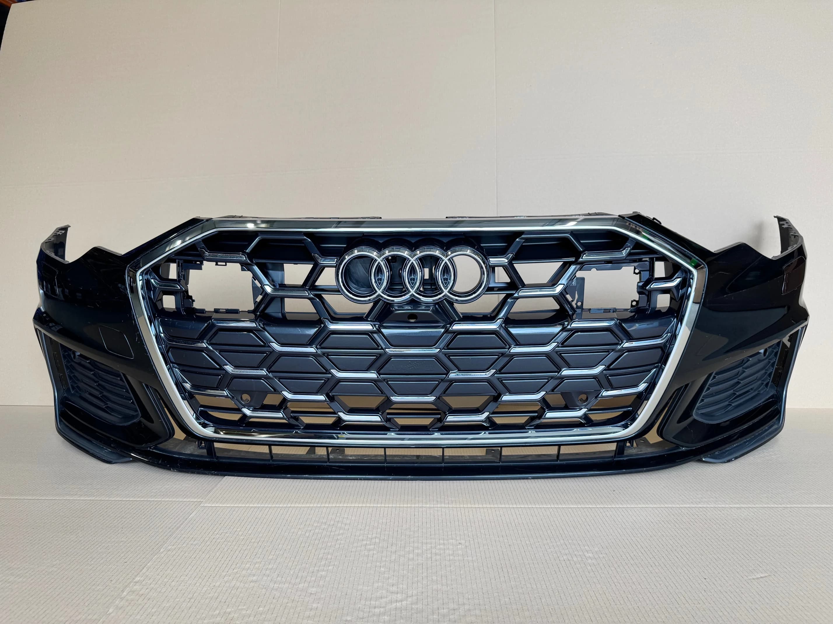 Zderzak przedni AUDI A6 C8 S-line 6x PDC chrom (4K0807437)