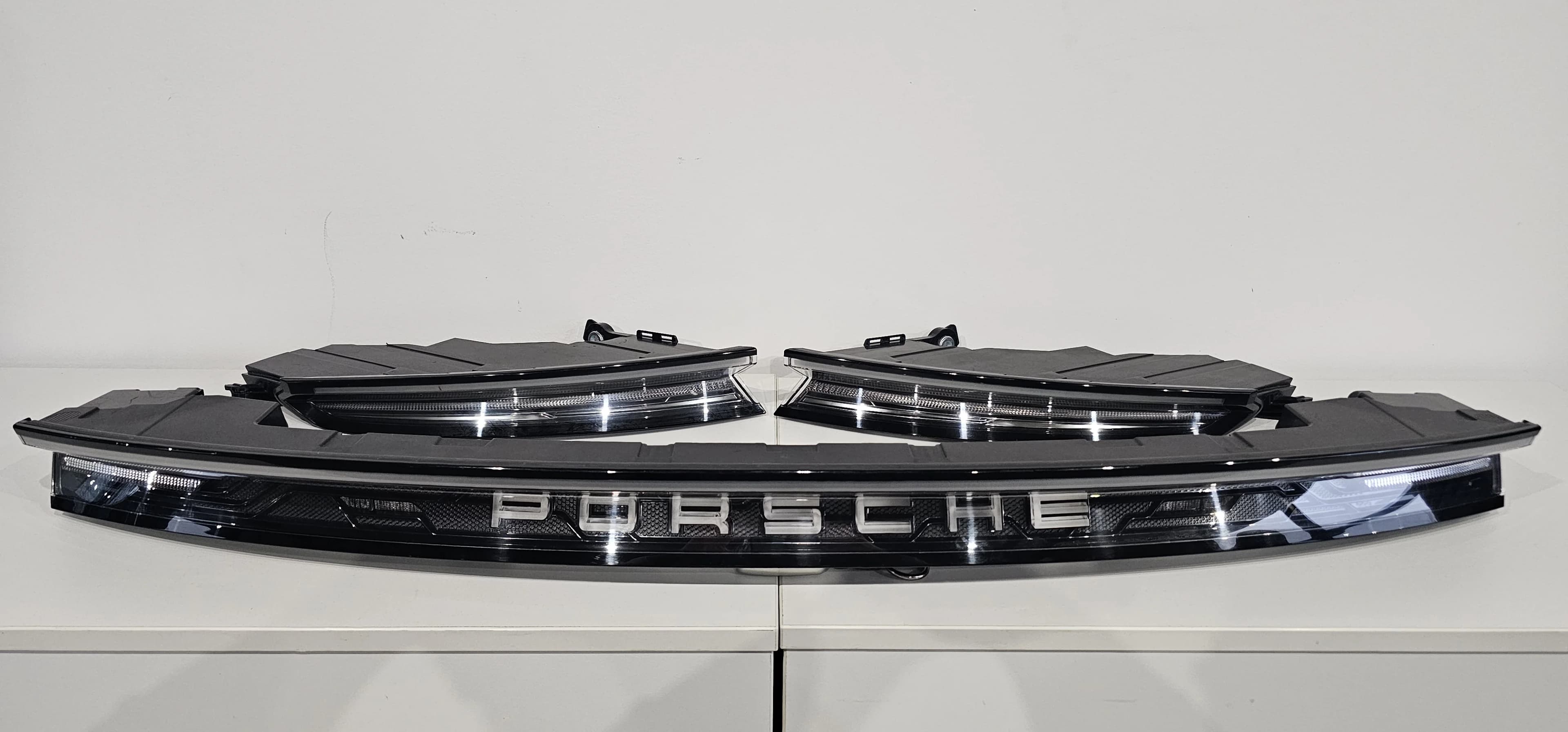 lampy tylne PORSCHE TAYCAN 9J1 srebrny napis (9J1945082D, 9JA945095A, 9JA945096A)