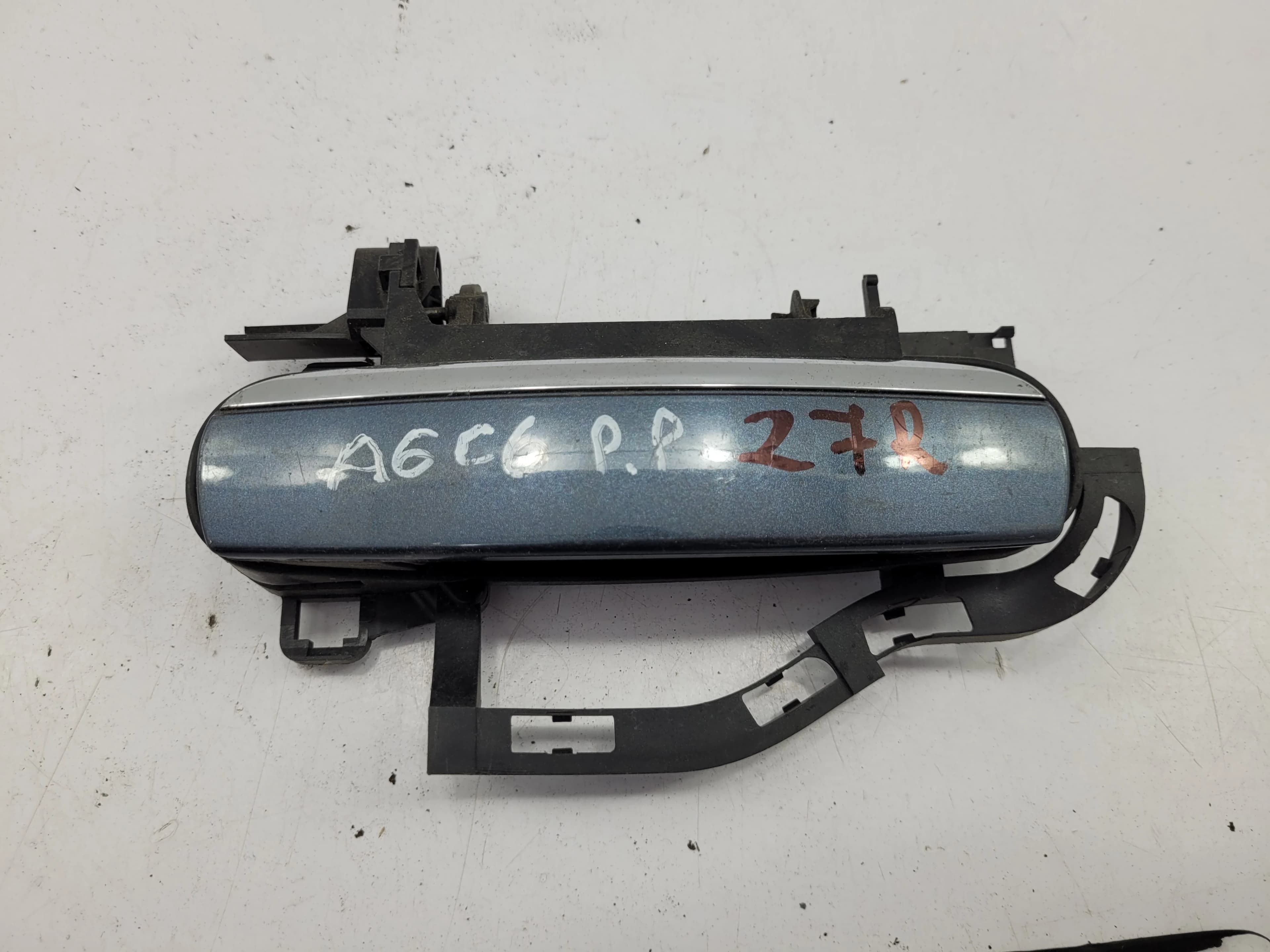 Klamka drzwi AUDI A6 C6 PRAWA PRZEDNIA LZ7R (4F0837886)