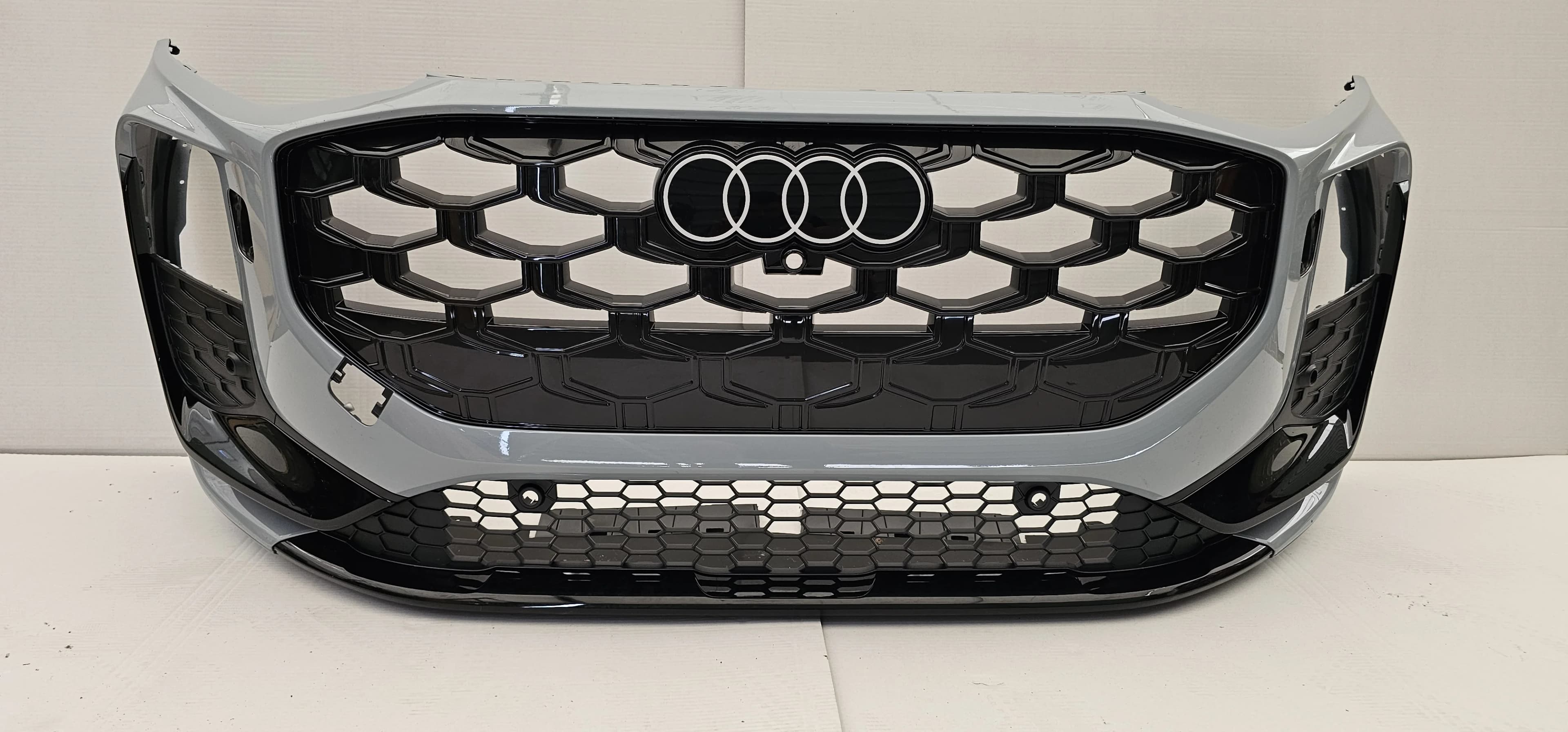 Zderzak przedni AUDI Q3 83H S-LINE 25- 6xPDC KAMERA SPR LZ7W "4" (83H807437D, 83H807437E, 83H807437F)