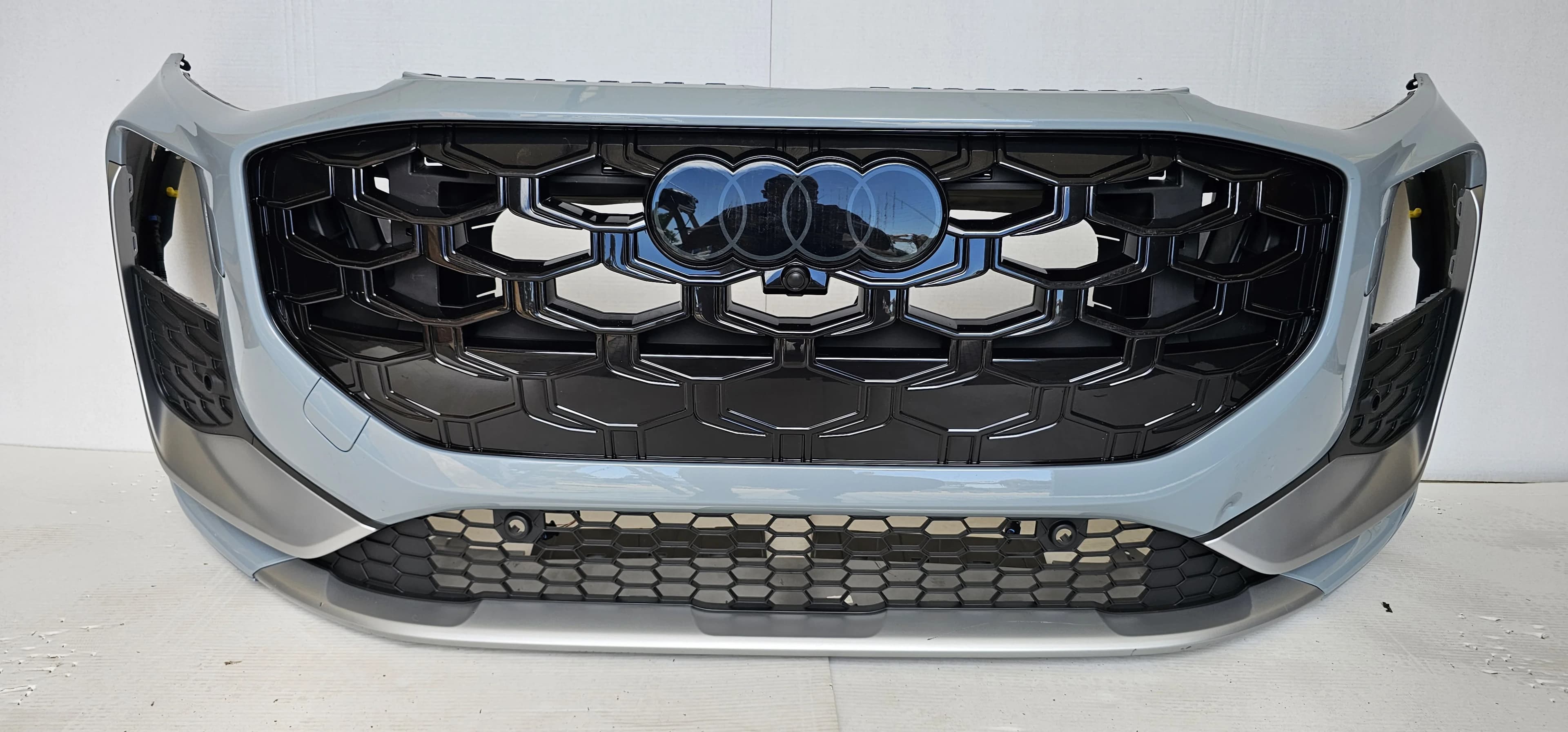 Zderzak przedni AUDI Q3 83H S-LINE 25- 6xPDC KAMERA SPR LZ7W "13" (83H807437D, 83H807437E, 83H807437F)