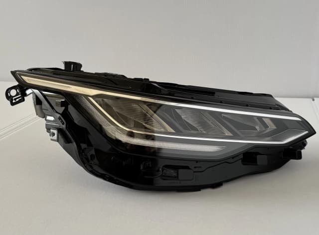 Reflektor przedni VW GOLF VIII PRAWY