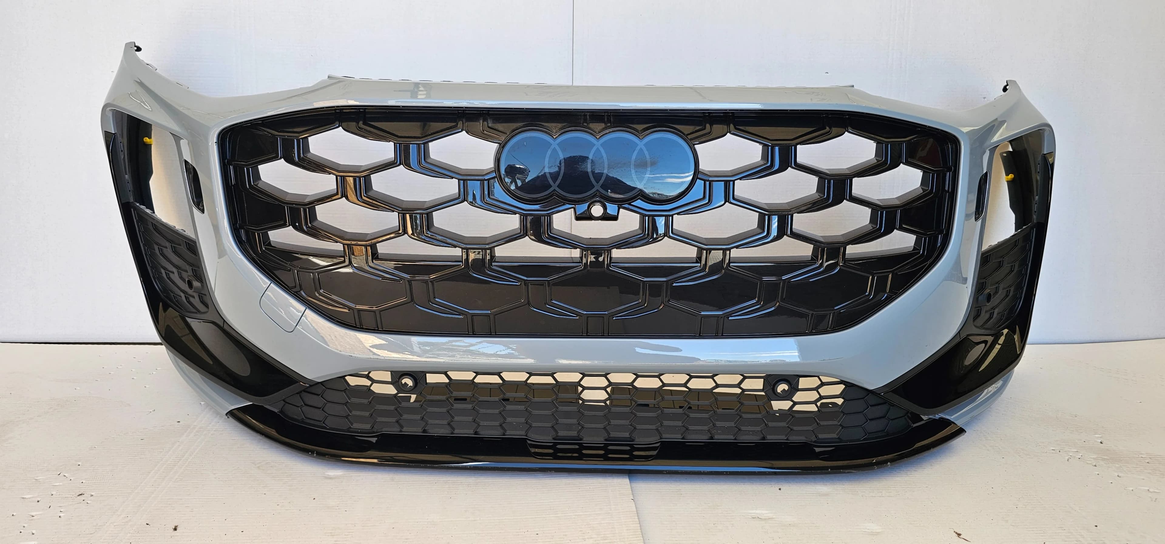 Zderzak przedni AUDI Q3 83H S-LINE 25- 6xPDC KAMERA SPR LZ7W "8" (83H807437D, 83H807437E, 83H807437F)