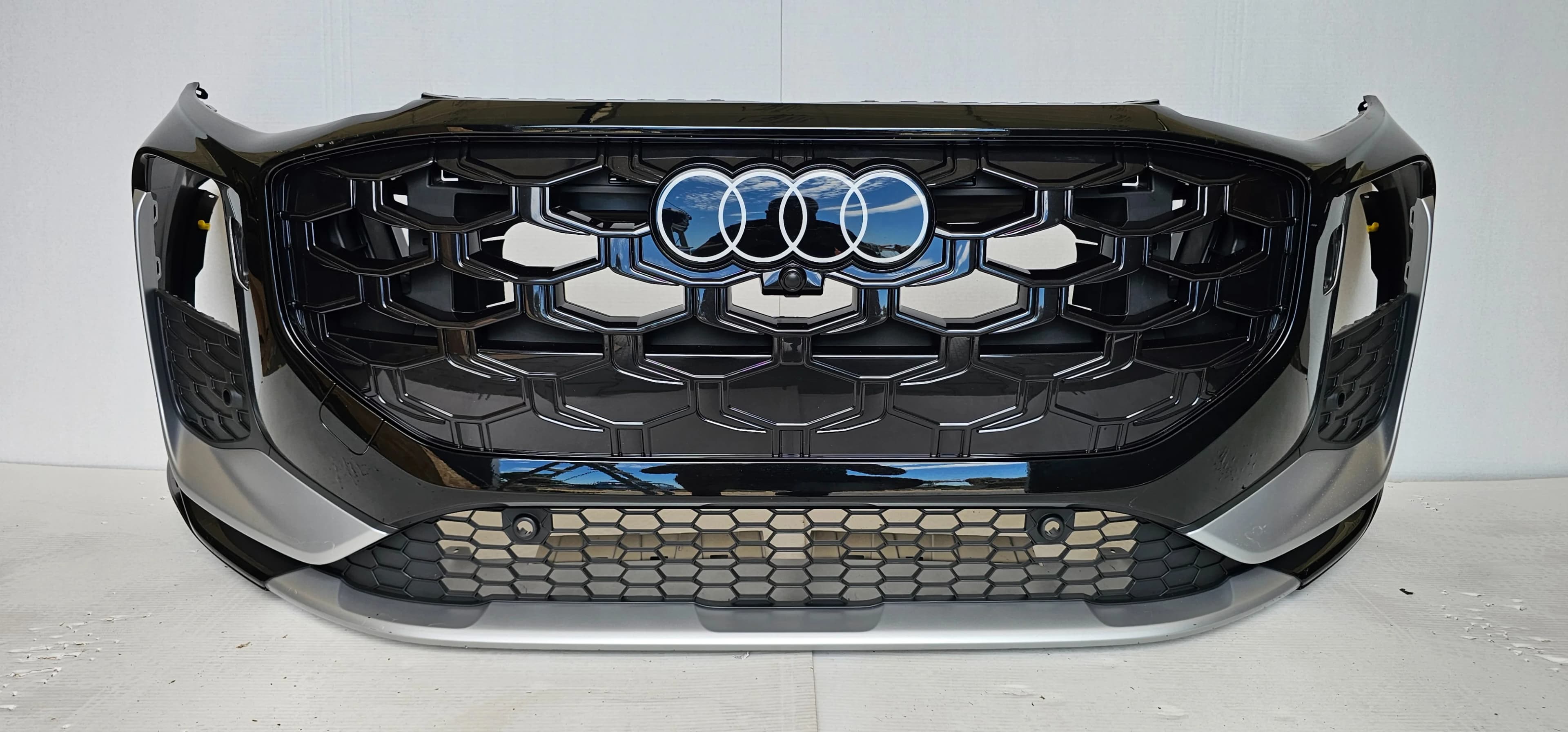 Zderzak przedni AUDI Q3 83H S-LINE 25- 6xPDC KAMERA SPR LY9T "16" (83H807437D, 83H807437E, 83H807437F)