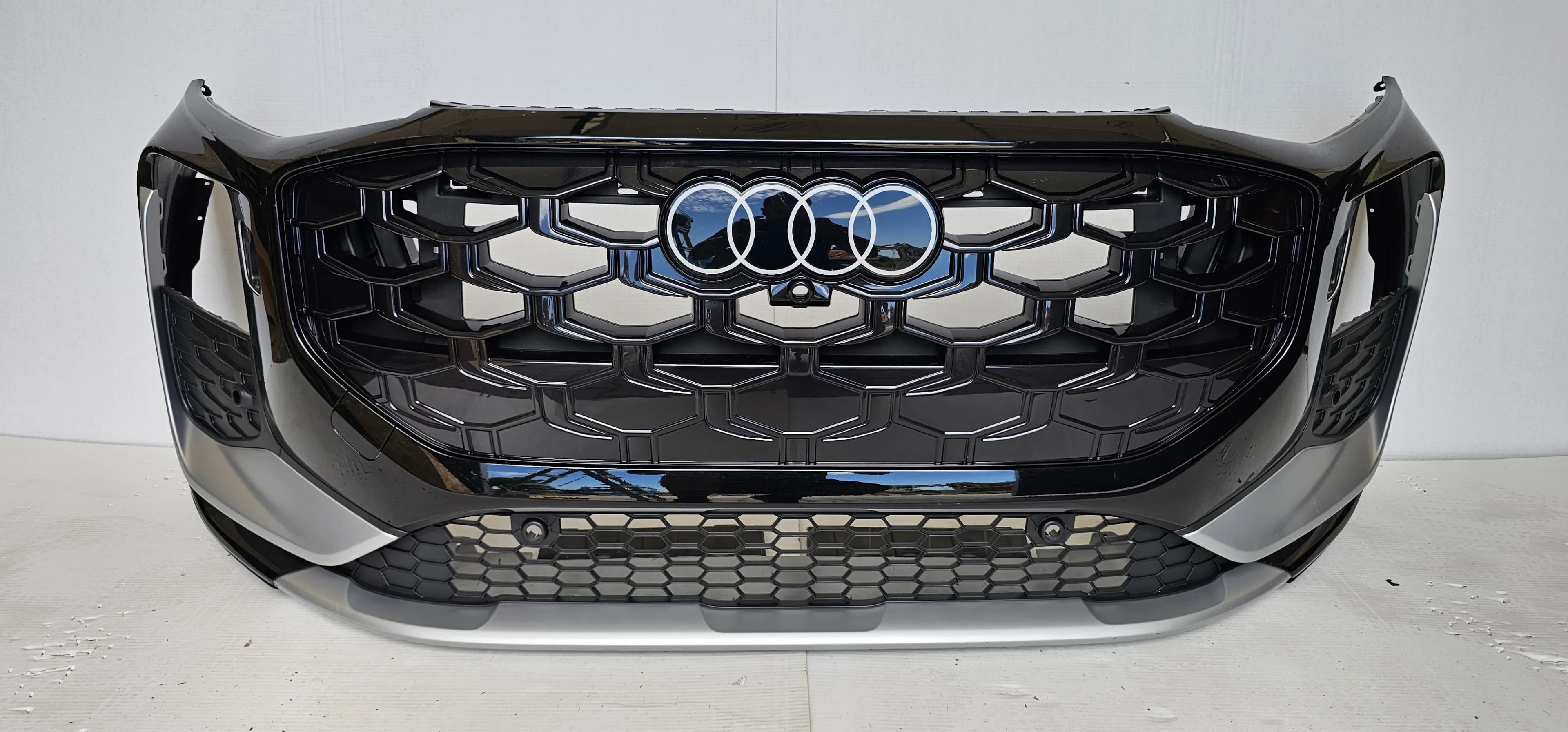 Zderzak przedni AUDI Q3 83H S-LINE 25- 6xPDC KAMERA SPR LY9T "15" (83H807437D, 83H807437E, 83H807437F)