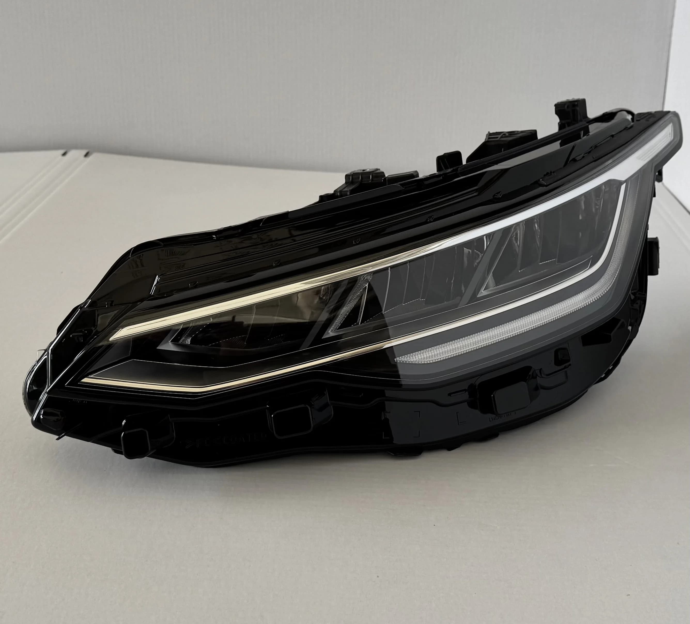 Reflektor przedni VW GOLF VIII LEWY (5H1941005A)