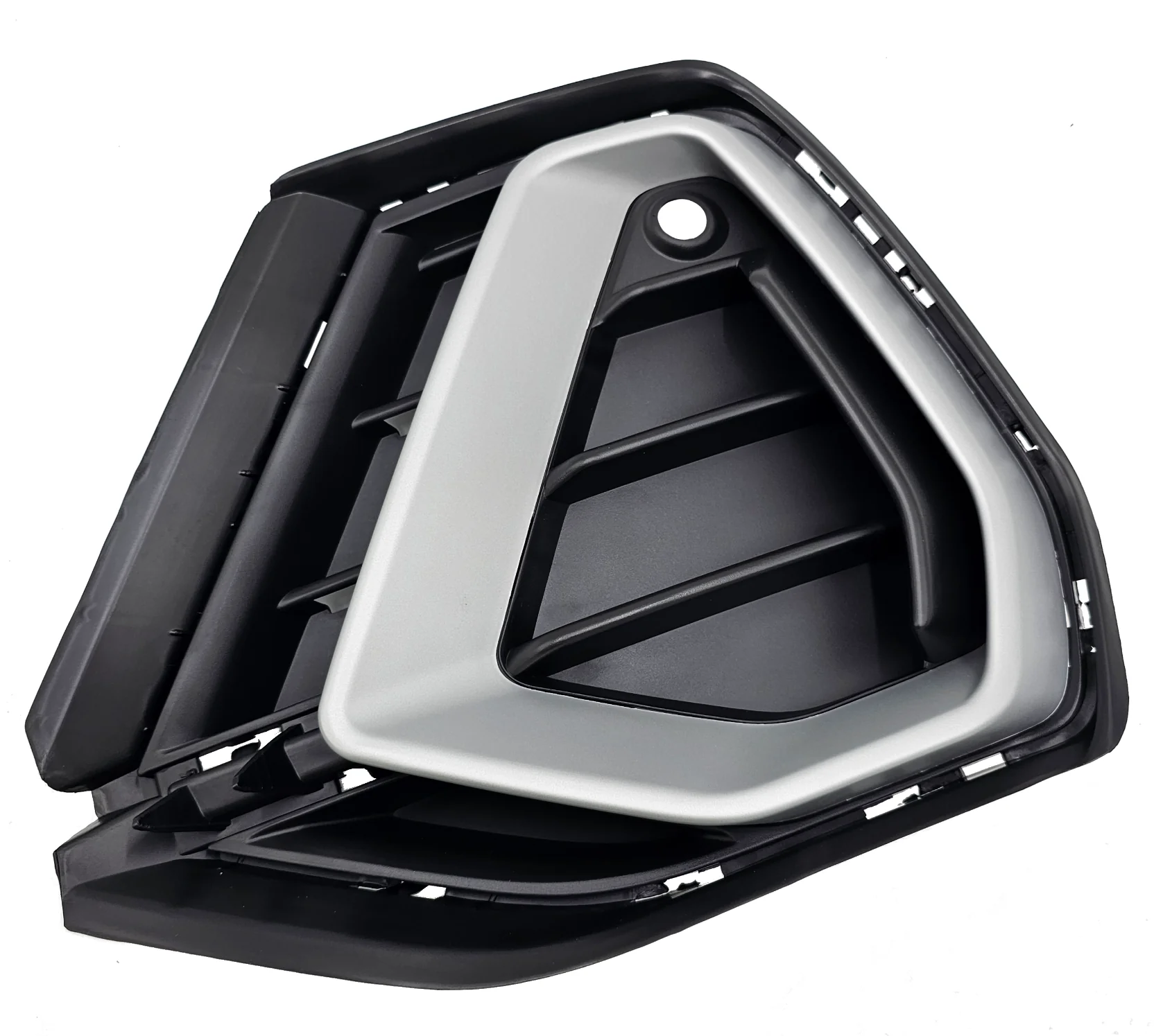 Kratka zderzaka AUDI Q3 83A S-LINE 18-21r z ramką srebrną LEWA (83G807681A)