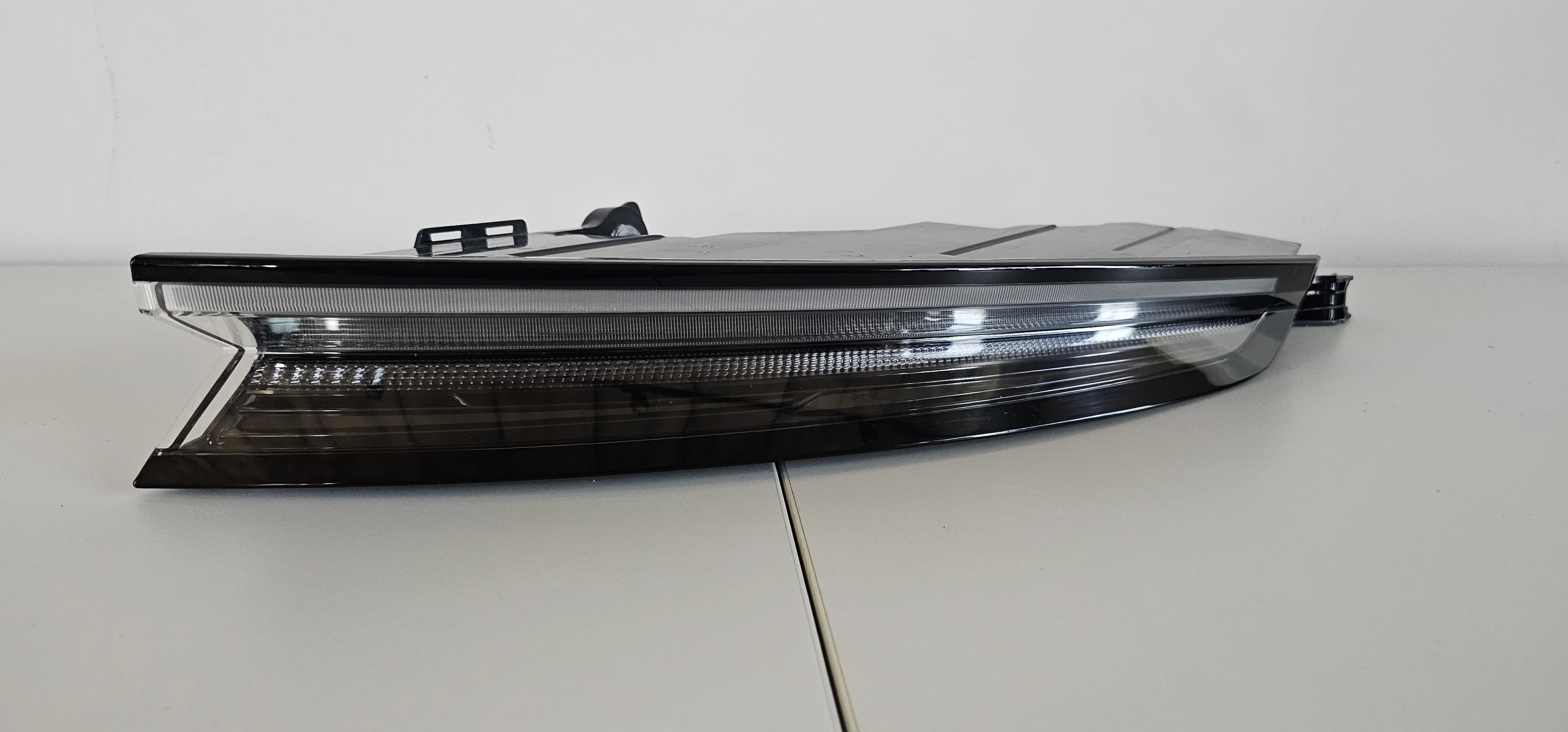 Lampa prawa tylna PORSCHE TAYCAN *3* (9J1945096A)
