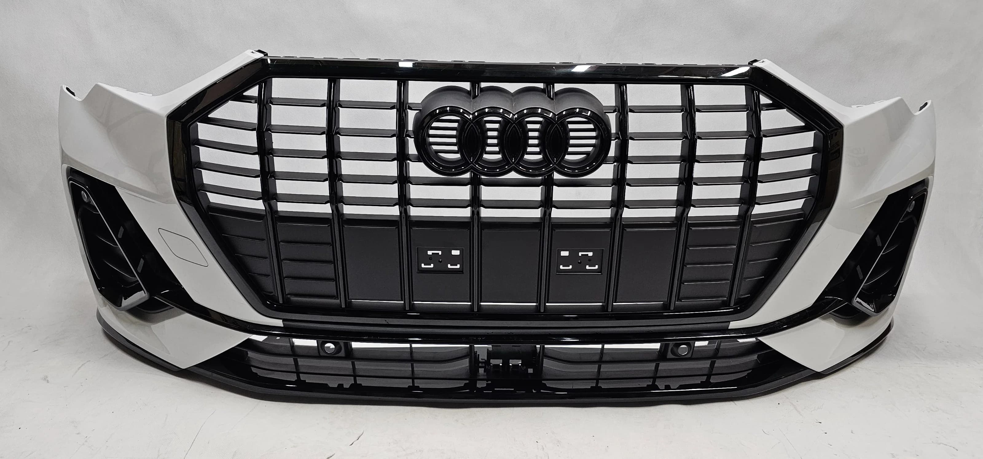 Zderzak przedni AUDI Q3 83A S-LINE 4xPDC BIAŁY LS9R