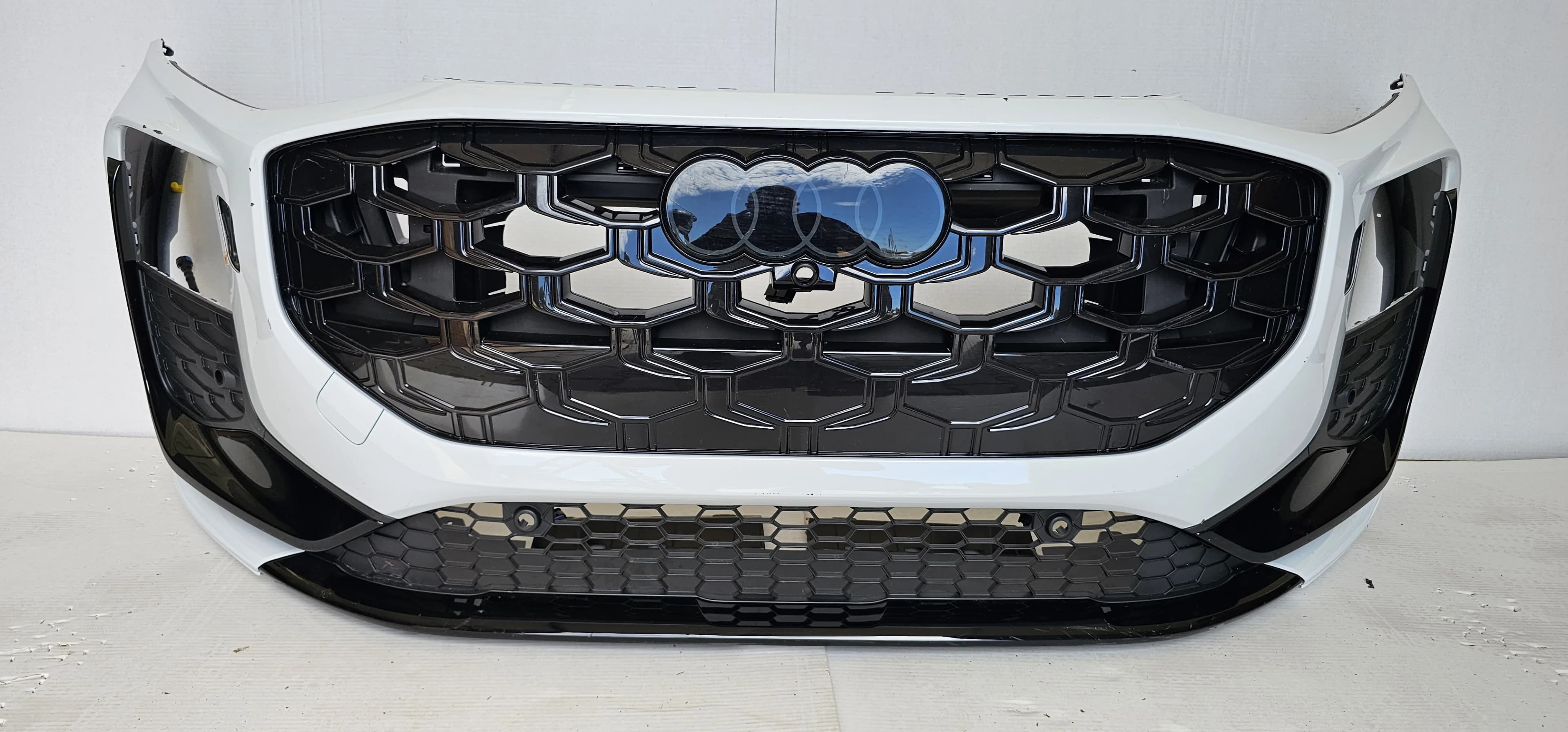 Zderzak przedni AUDI Q3 83H S-LINE 25- 6xPDC KAMERA SPR LS9R "14" (83H807437D, 83H807437E, 83H807437F)