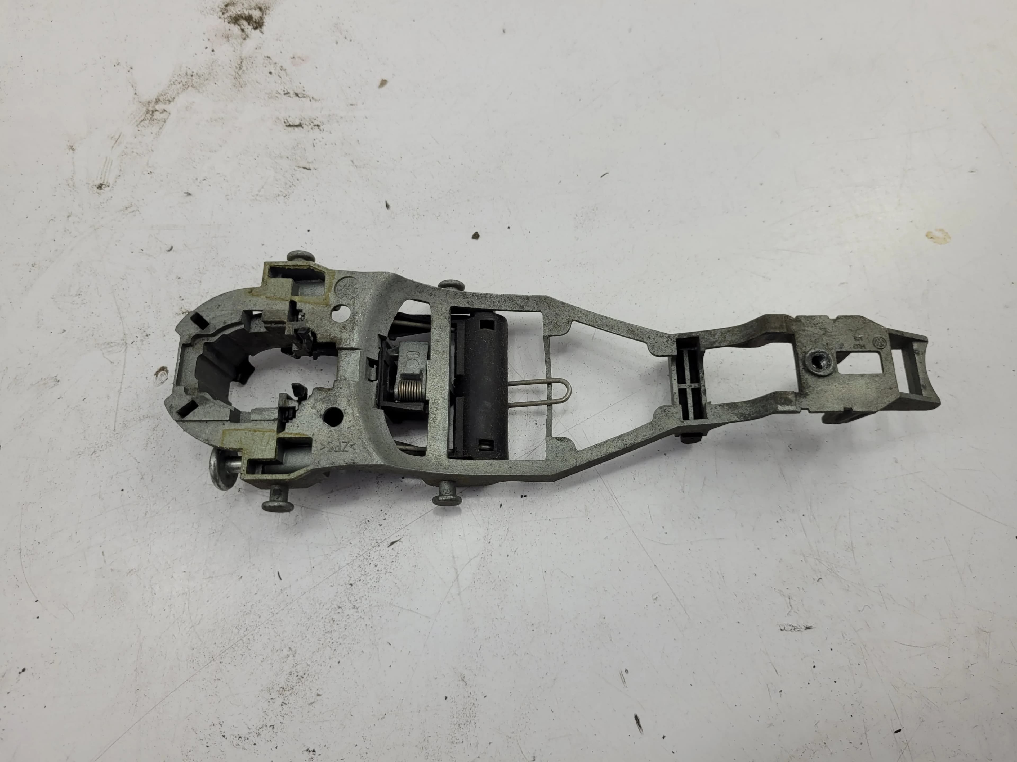 Stelaż klamki drzwi VW GOLF 5 6 \ OCTAVIA 2 \ FABIA 2 (1K0837886)