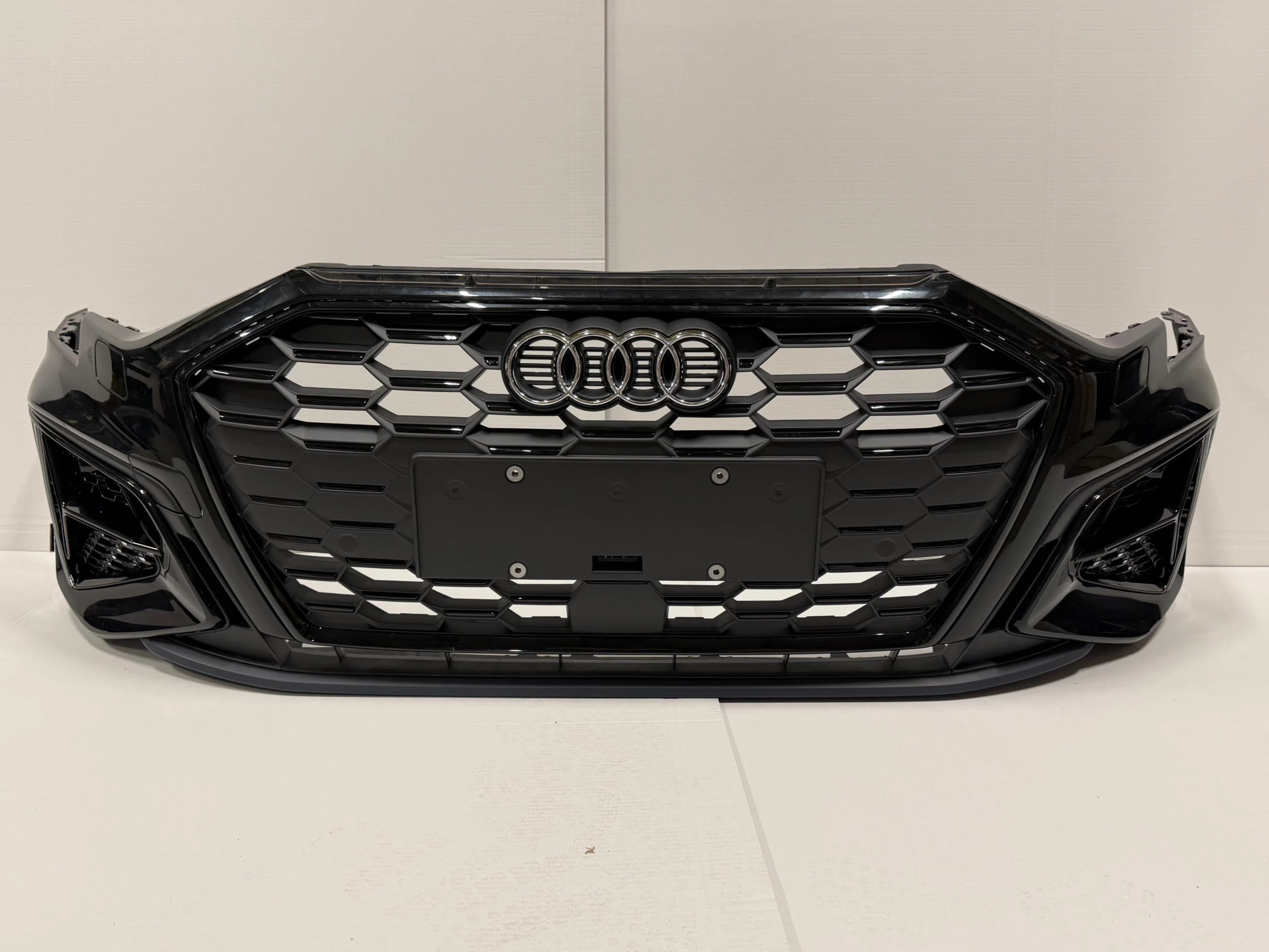 Zderzak przedni AUDI A3 8Y S-LINE 4XPDC (8Y0807437)